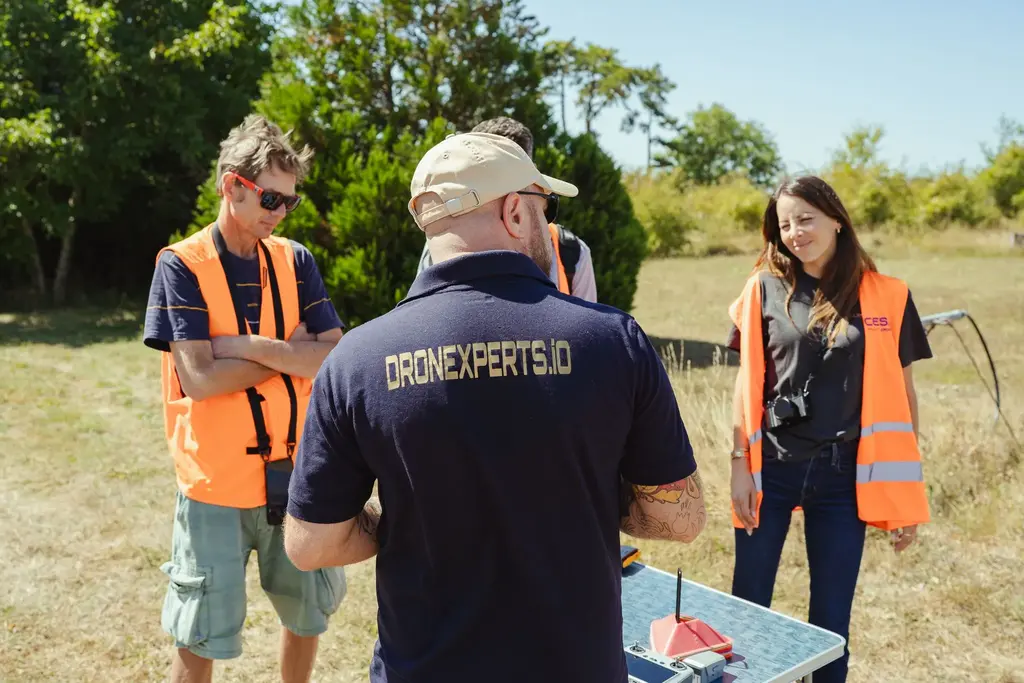 Instructeur drone formant un élève